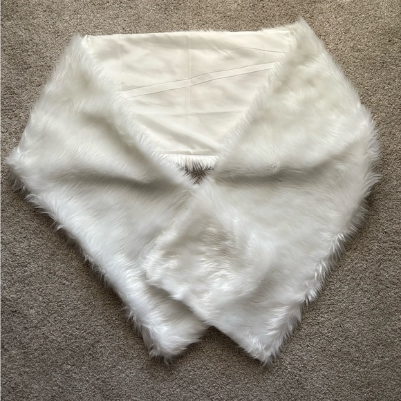 Elegant Faux Fur Scarf Wrap - Picture 3 of 4